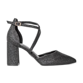 Crne pumpe na sjajnom stupu crna