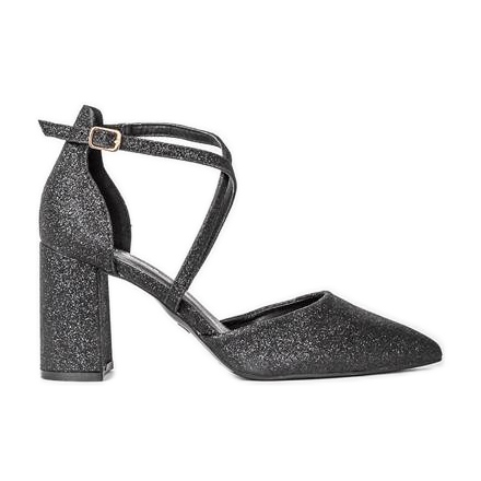 Crne pumpe na sjajnom stupu crno