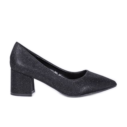 Crne užarene pumpe na Laitinom postu crno