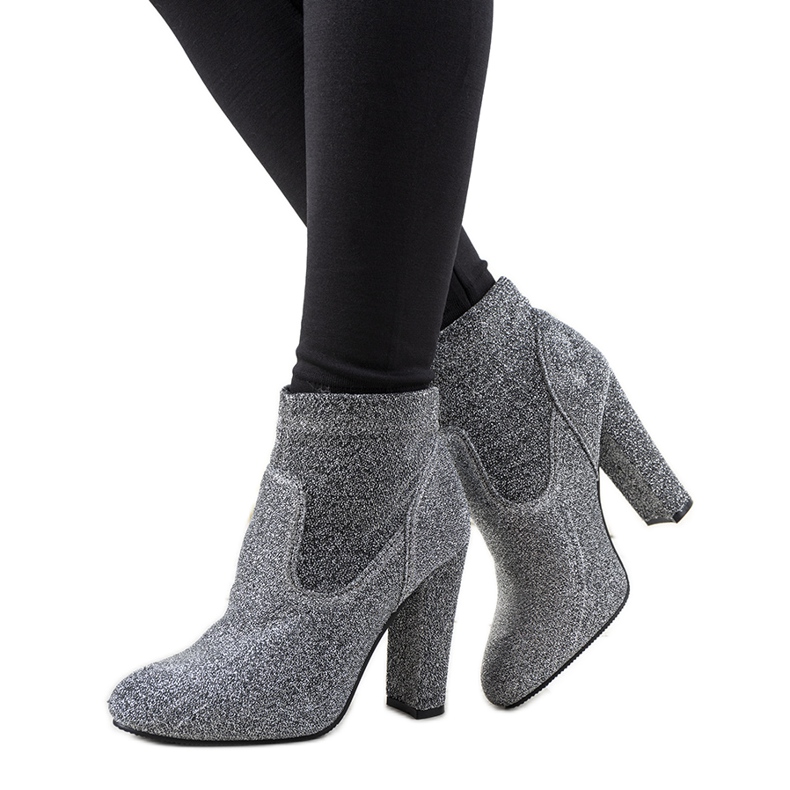 Srebrne sjajne gležnjače na Birgit stupu srebro