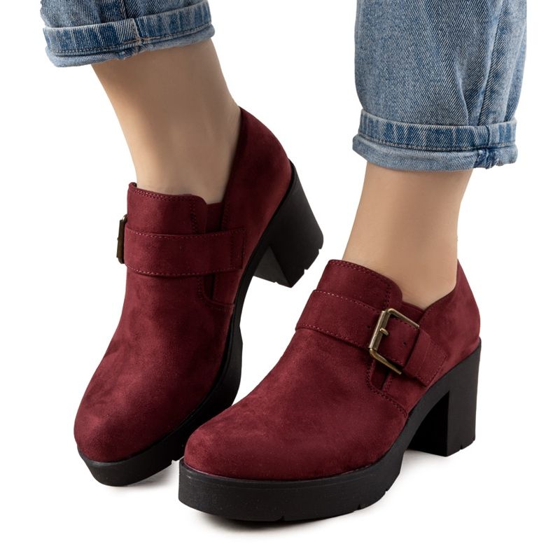 Maroon brogues na mjestu Leonie crvena