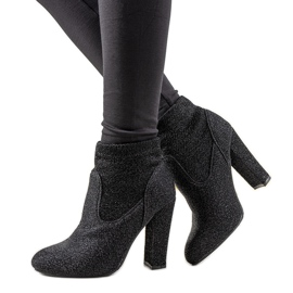 Crne sjajne gležnjače na Birgit postu crna