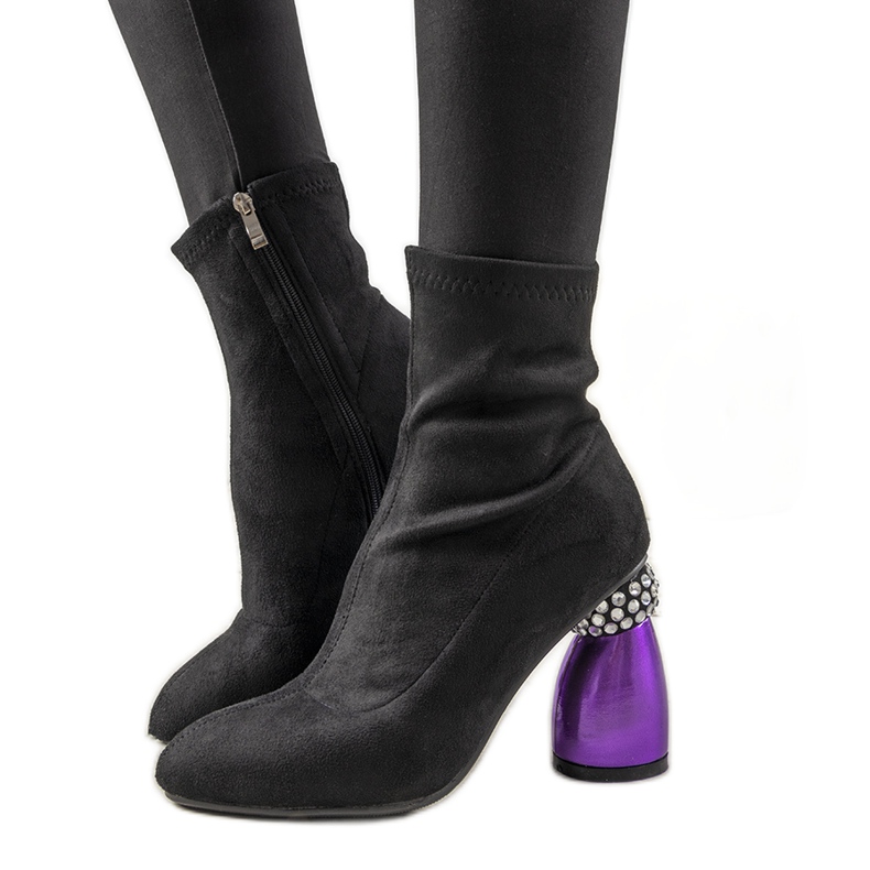 Crne čizme na ukrasnom bazinskom stupu crno