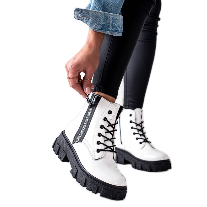 TRENDI Bijeli čvorovasti radnici na platformi bijela