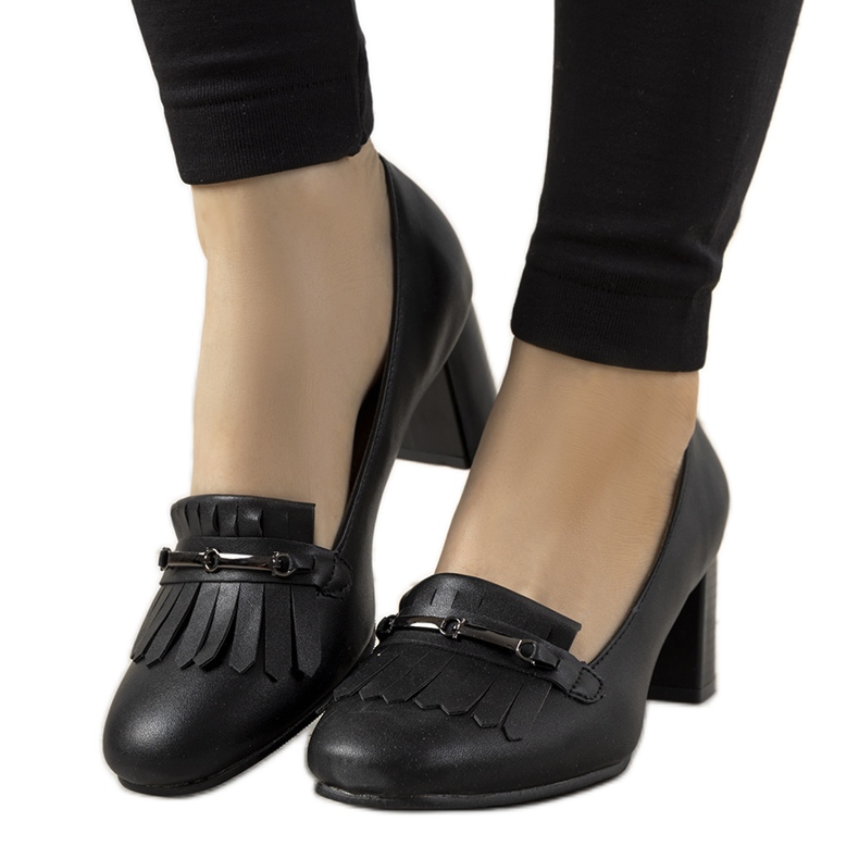 Crne pumpe na stupu od Aliceine eko kože crno