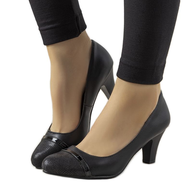 Crne pumpe na stupu Molina crno