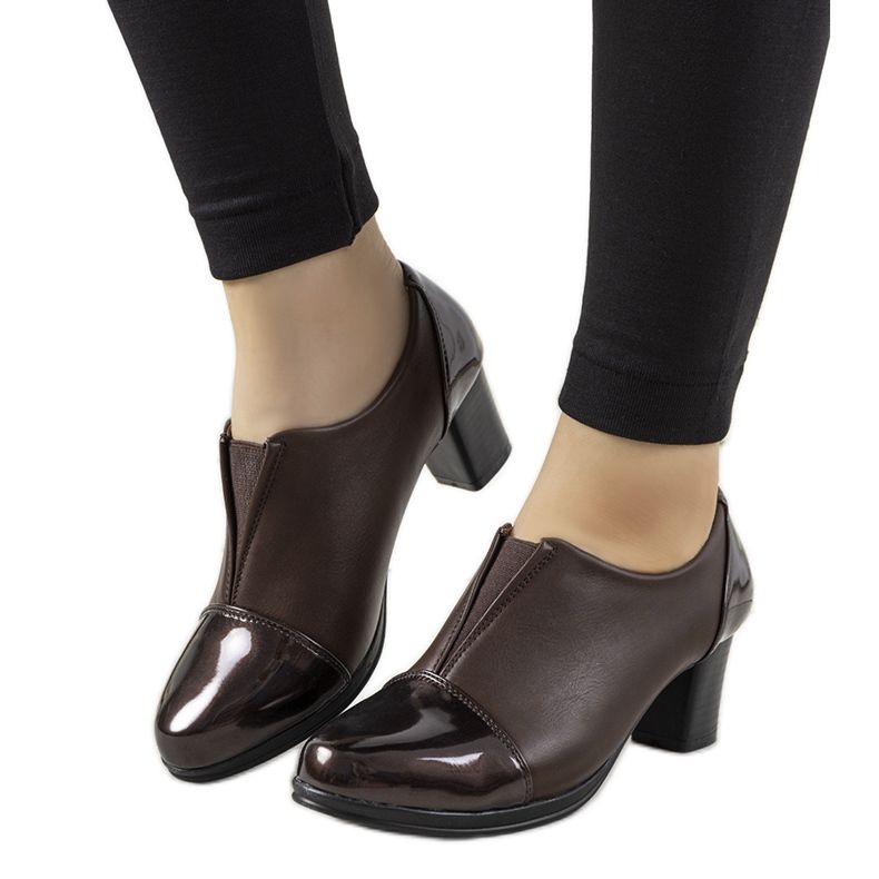 Smeđi brogovi na mjestu Villareala smeđa