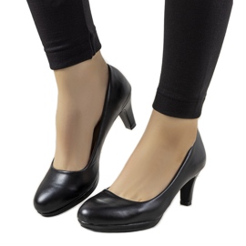 Crne pumpe na potpetici od eko kože Fink crna