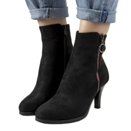 Crne čizme s ukrasnim Yoana zatvaračem crno