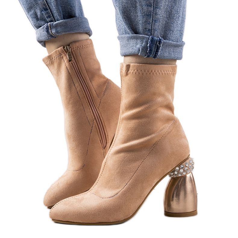 Ružičaste čizme na ukrasnom bazinskom stupu ružičasta