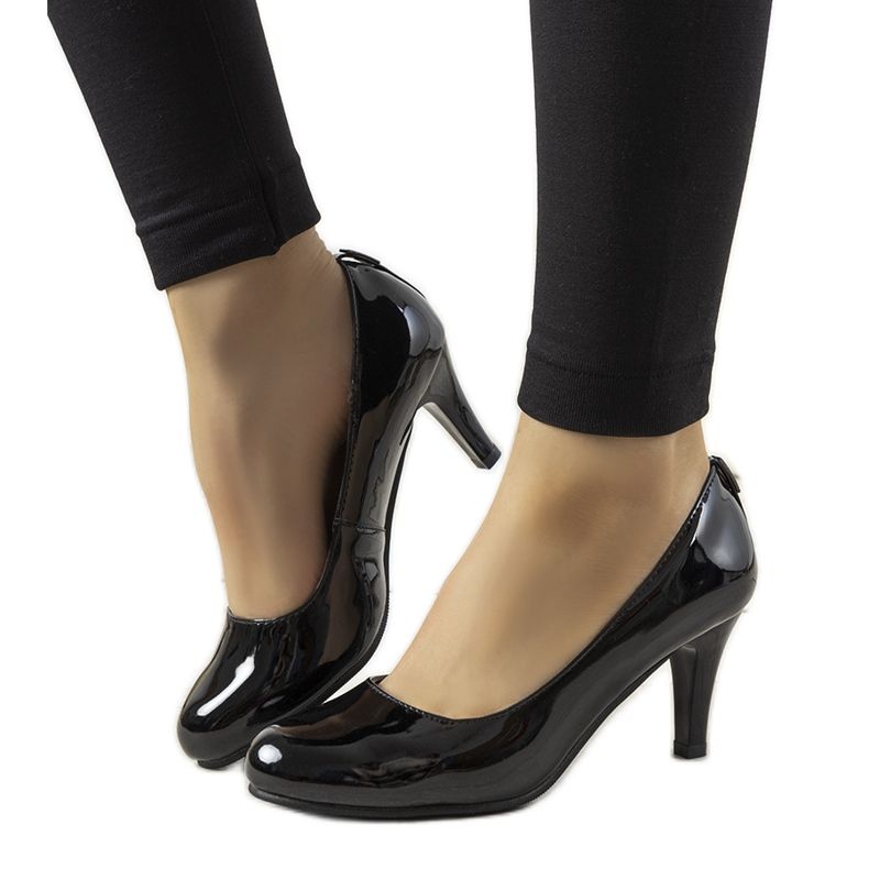 Pumpe od crnog laka na stupu Zamora