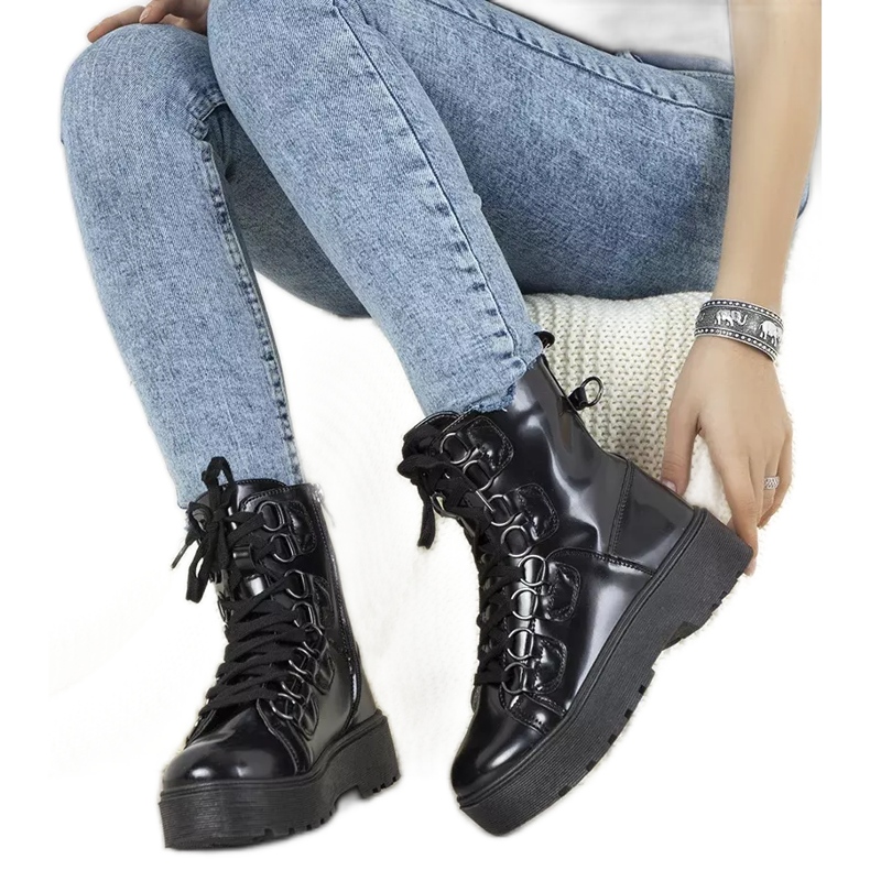 Crne čizme na visokom oranskom potplatu crno