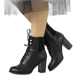 Crne gležnjače na postu Vedette crna