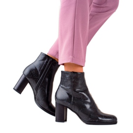 TRENDI Čizme sa zmijskim ispisom na postu crna