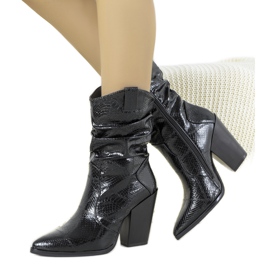 Crne kaubojske čizme u Yolandeovom uzorku zmijske kože crna