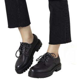 Crne cipele na debelom potplatu iz Gingrasa crna