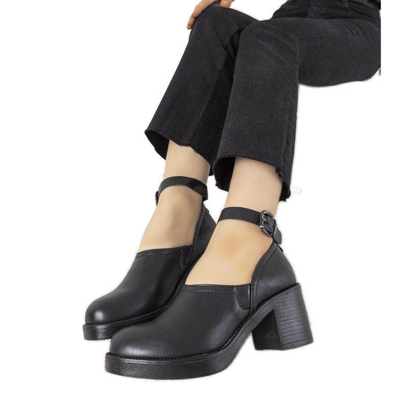 Crne cipele na mjestu Christiane crno