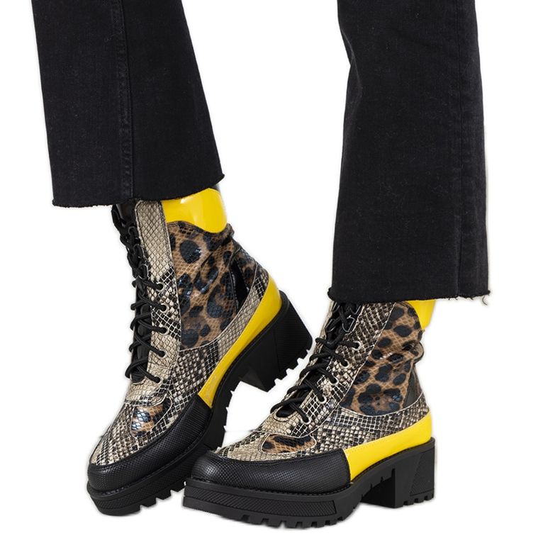 Crni hvatači u životinjskom motivu Felisa crno