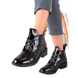 TRENDI Elegantne lakirane čizme crna