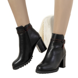 Crne izolirane čizme na Murray stupu crna