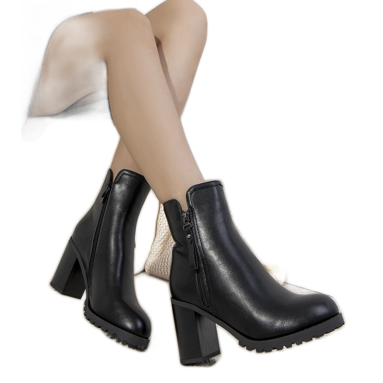 Crne izolirane čizme na Karen postu crno