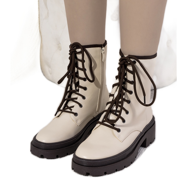 Bež izolirane čizme na debelom Dena potplatu