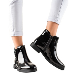 TRENDI Klasične lakirane čizme crna