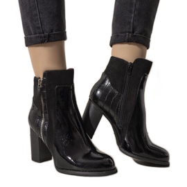 Crne izolirane čizme na Witter stupu crna