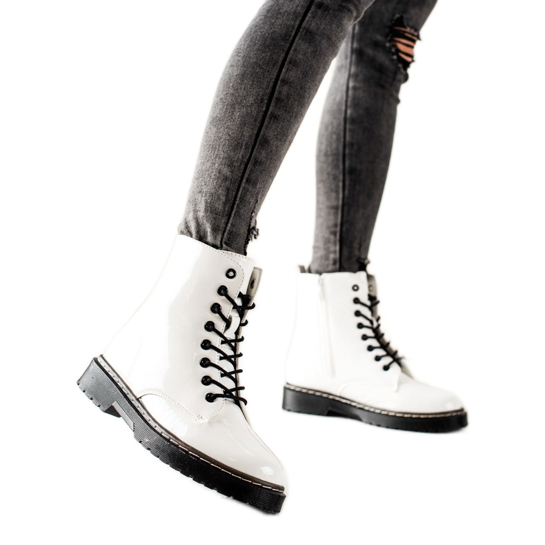 TRENDI Bijele izolirane čizme bijela