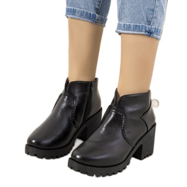 Crne izolirane čizme na stupu Sennet crna