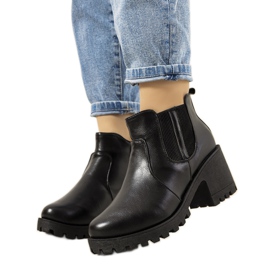 Crne izolirane čizme na Bevis stupu crno