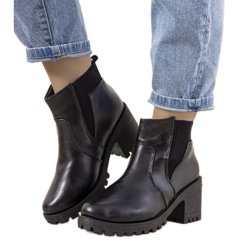 Crne izolirane čizme na stupu Ruel crno