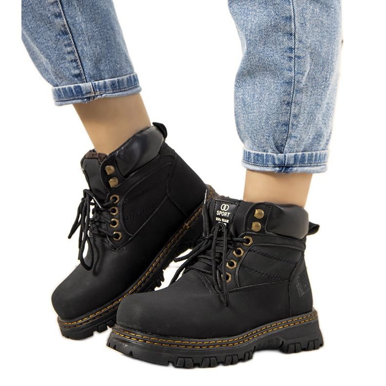 Crne, izolirane ženske čizme iz Livije crno