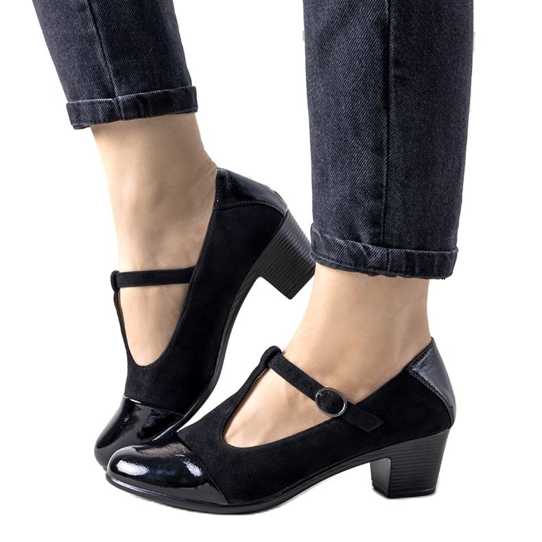 Crne pumpe na stupu s lakiranim desertnim prstom crno