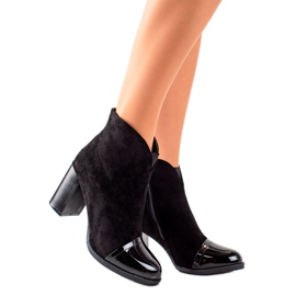 TRENDI Antilop čizme s lakiranim umetkom crna