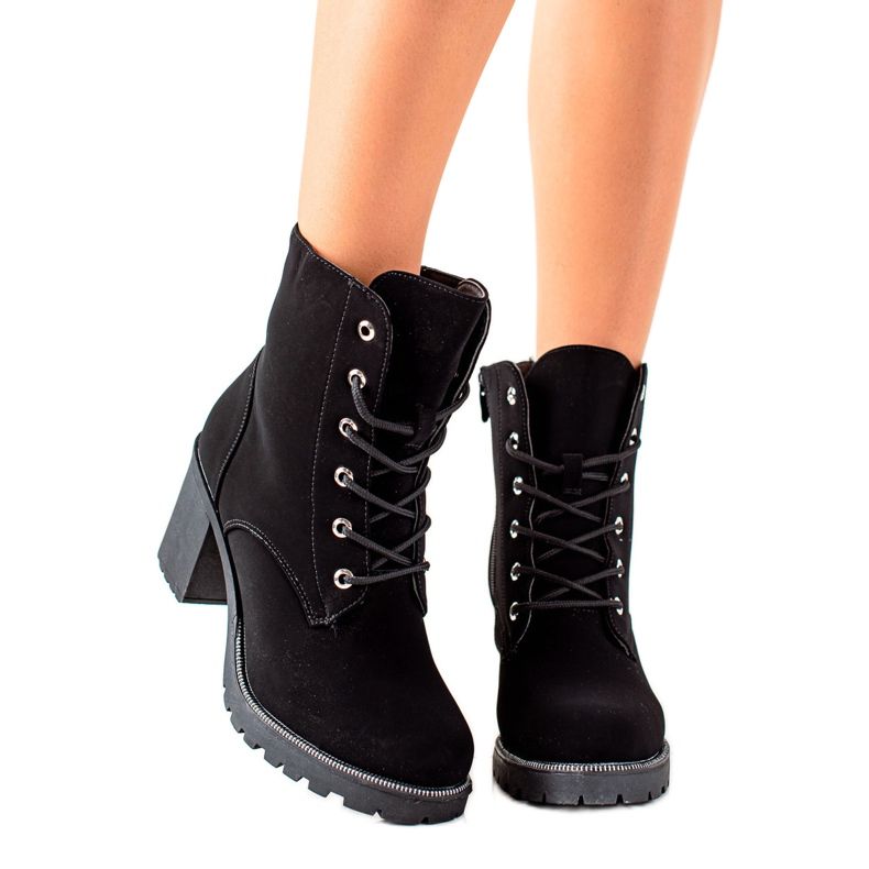 TRENDI Laced Workers On A Post crno