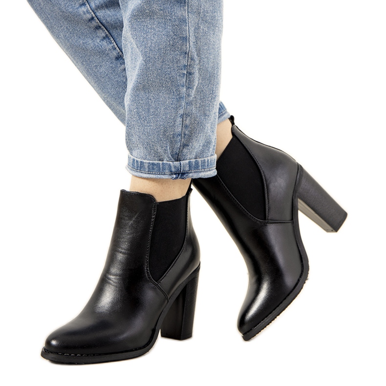 Crne izolirane čizme na Castrovom stupu crno