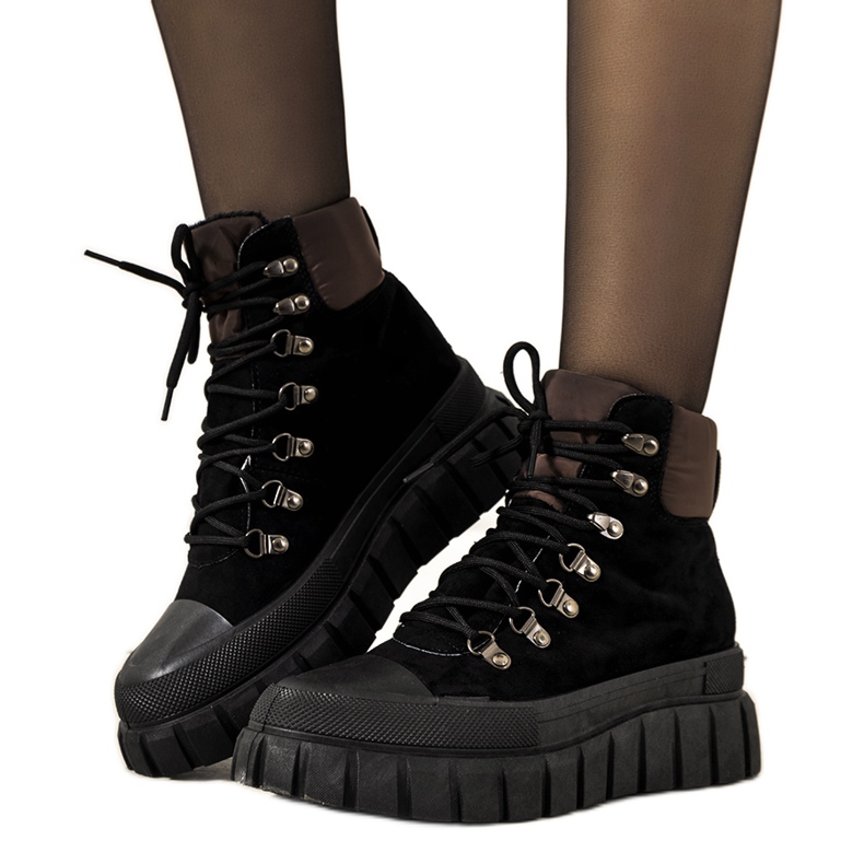 Crne, izolirane ženske cipele na vezanje iz Calabresija smeđa