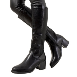 Crne čizme na izoliranom Jurado stupu crna