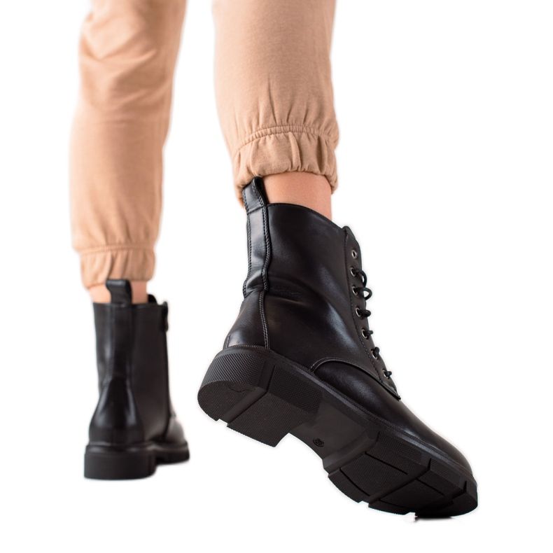 Ideal Shoes Classic Workers Trappers crno