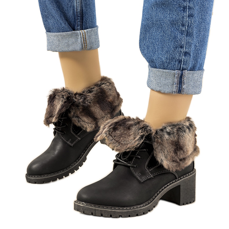 Crne izolirane čizme s Varrone krznom crno