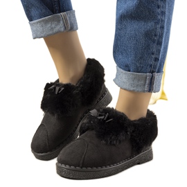 Crne papuče s krznom izolirane Valle crna