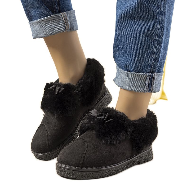 Crne papuče s krznom izolirane Valle crno