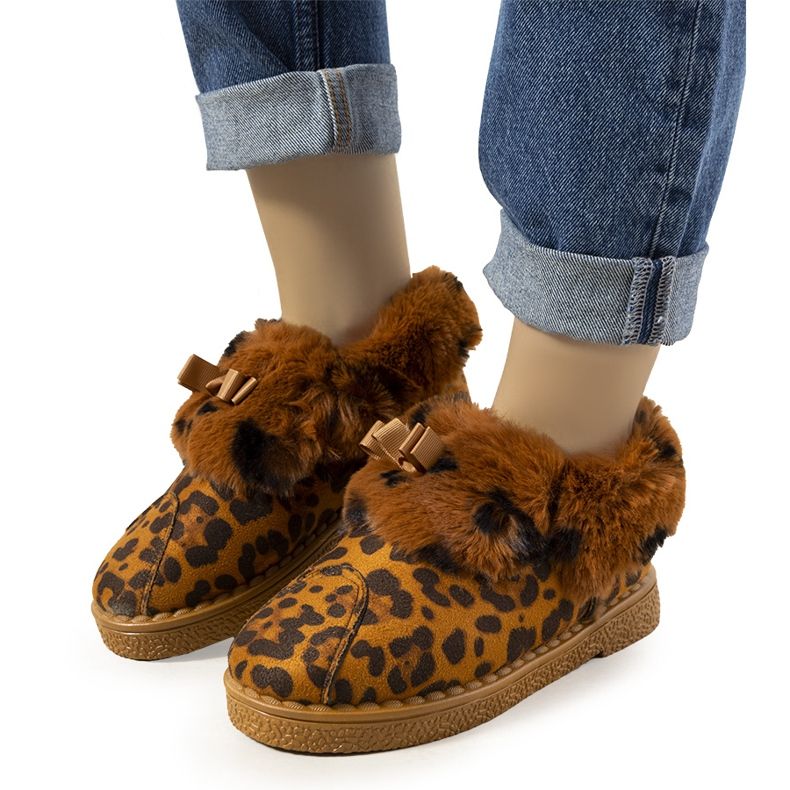 Smeđe papuče s krznom izolirane Valle smeđa žuta boja