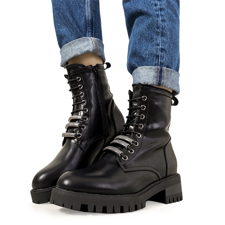 Crne izolirane čizme na klin iz Olvere crno