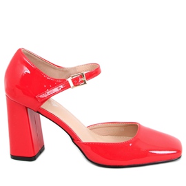 Pumpe izložene na postu Frida Red crvena