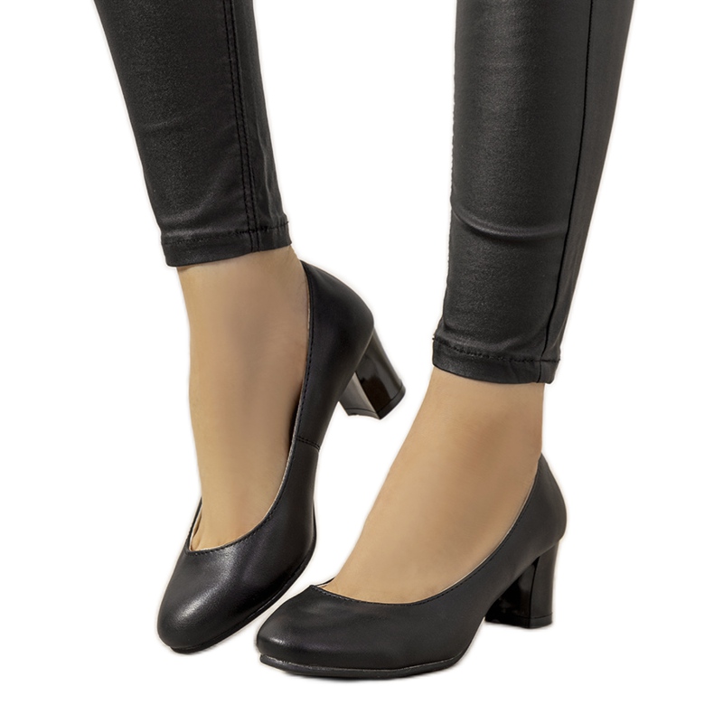 Crne pumpice na Fidelovom stupu crno