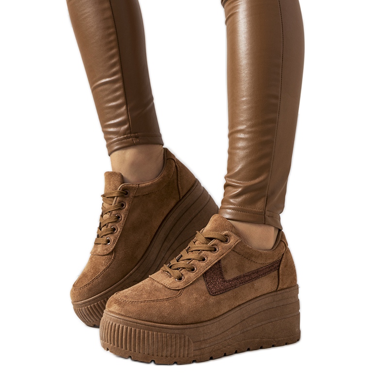 Smeđe tenisice s visokim botaničkim potplatom smeđa