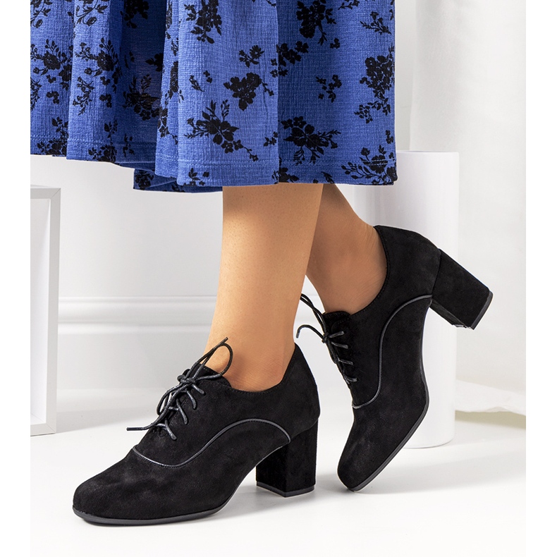 Crne cipele na Bird postu crno