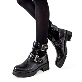 Bijele čizme s izrezima od Rolen crno